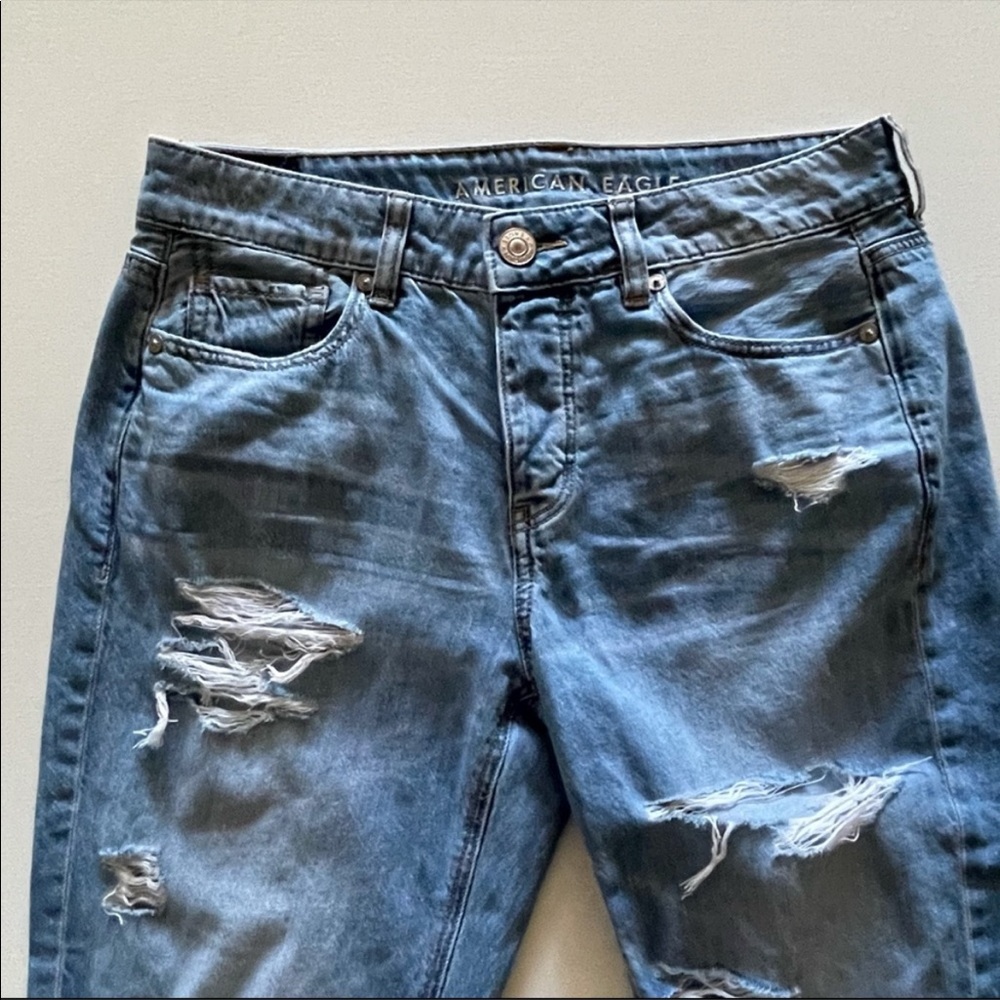 American Eagle ripped destructed Tomgirl jean size 4 - Picture 3 of 8